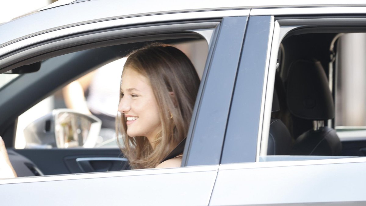 La Princesa Leonor, conduciendo un coche el pasado 8 de agosto en Palma.