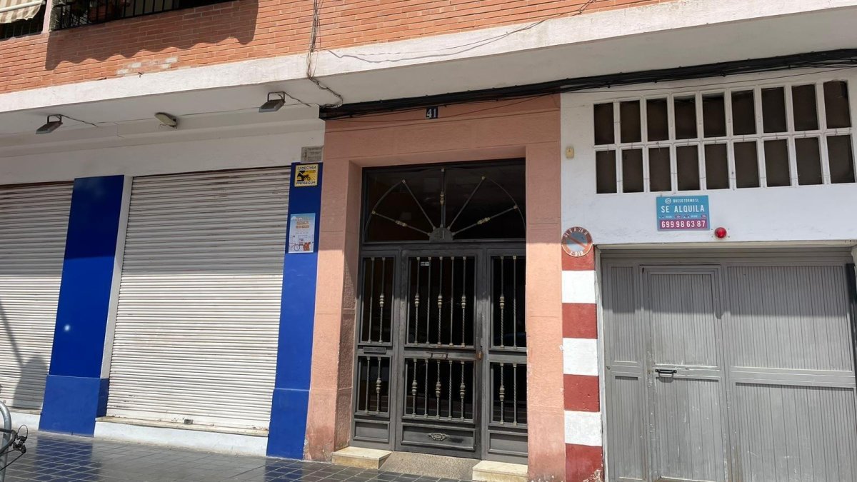 Portal de la vivienda de la calle Jerónimo Monsoriu de València donde sucedieron los hechos