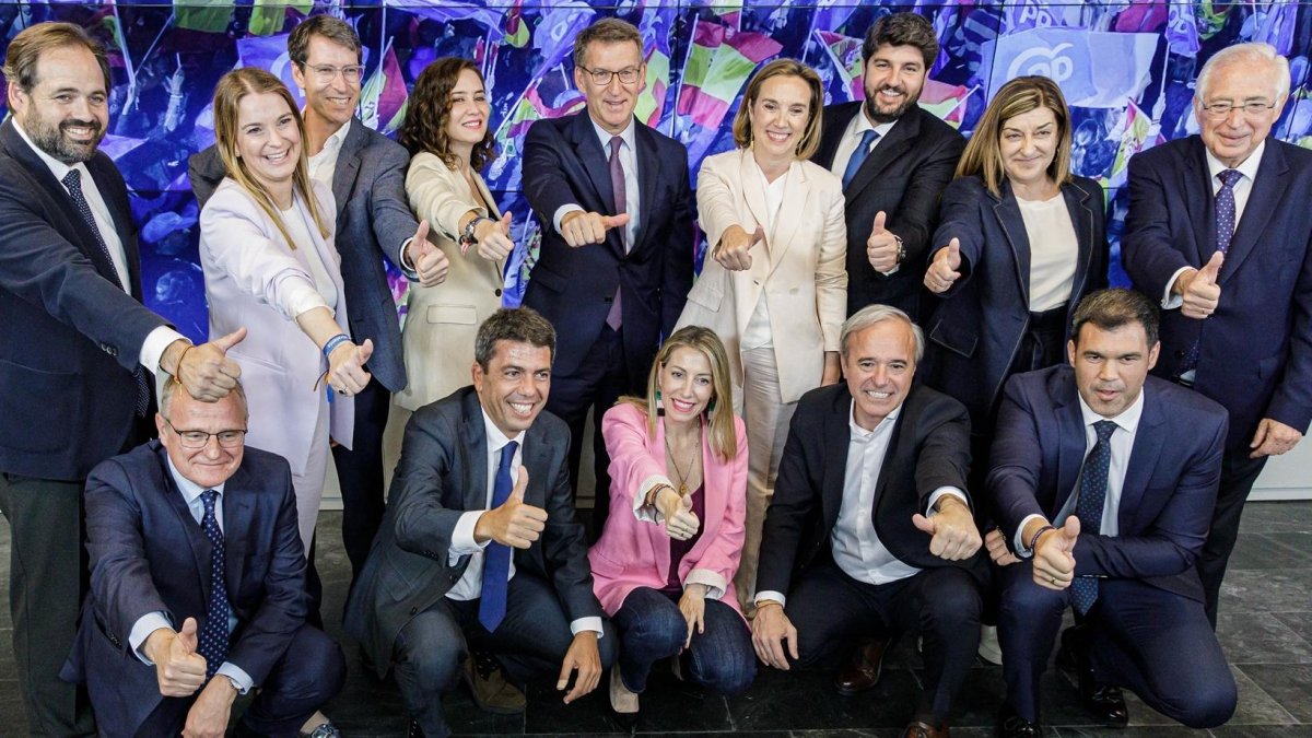 Foto de familia de los miembros del PP a su llegada a la Junta Directiva del PP.