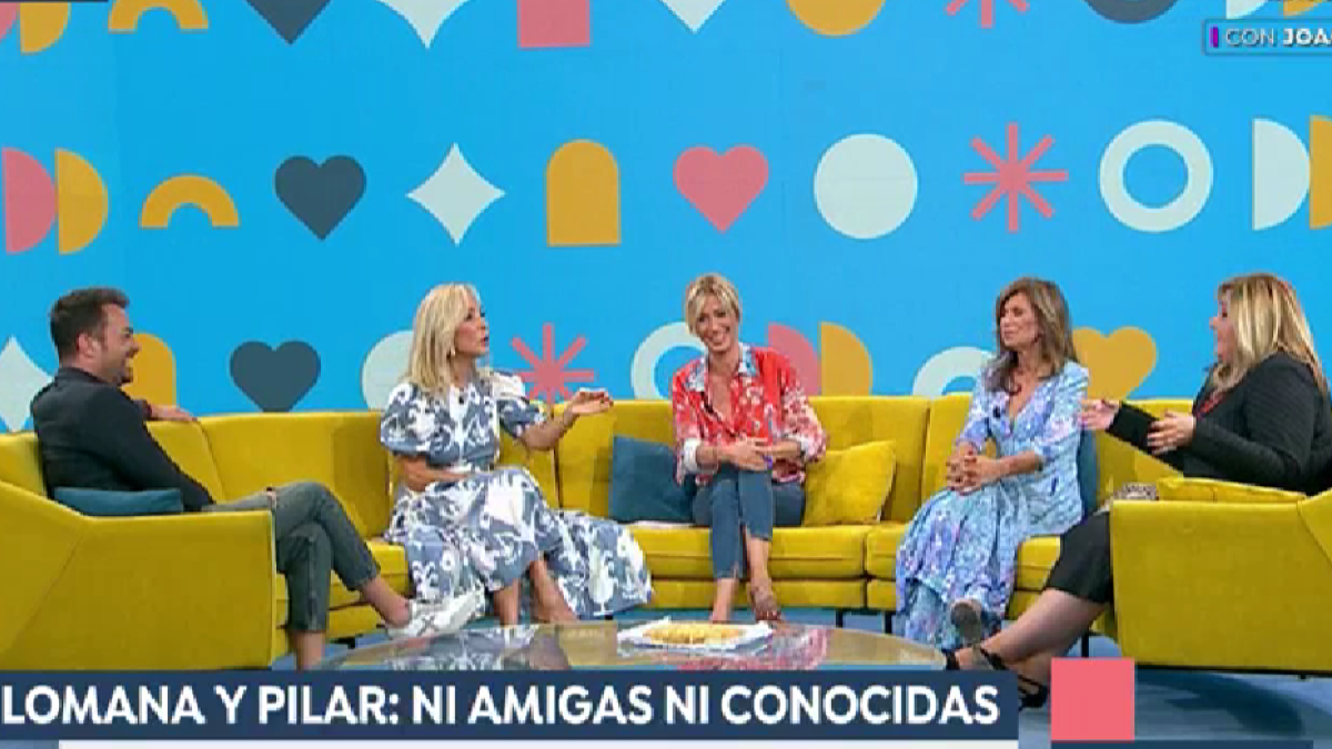Susanna Griso con los colaboradores de 'Espejo Público'