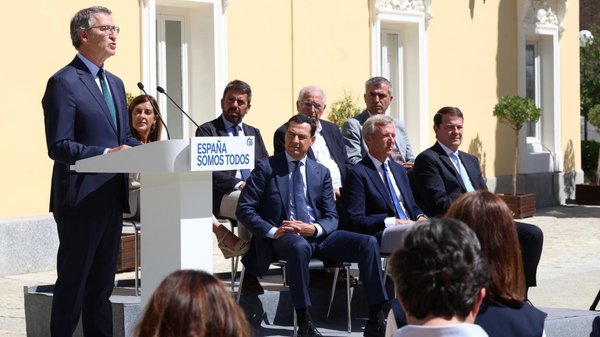 El presidente del PP, Alberto Núñez Feijóo, con sus barones autonómicos