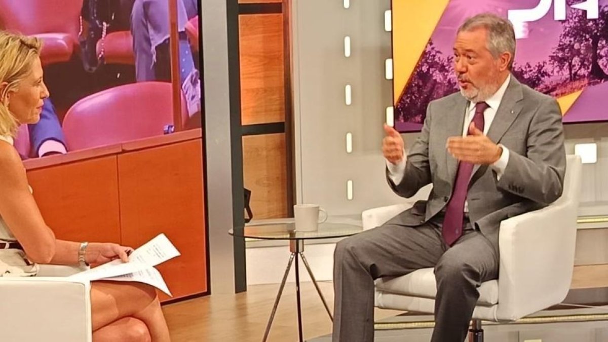 El secretario general del PSOE-A, Juan Espadas, este jueves, durante la entrevista en Canal Sur.