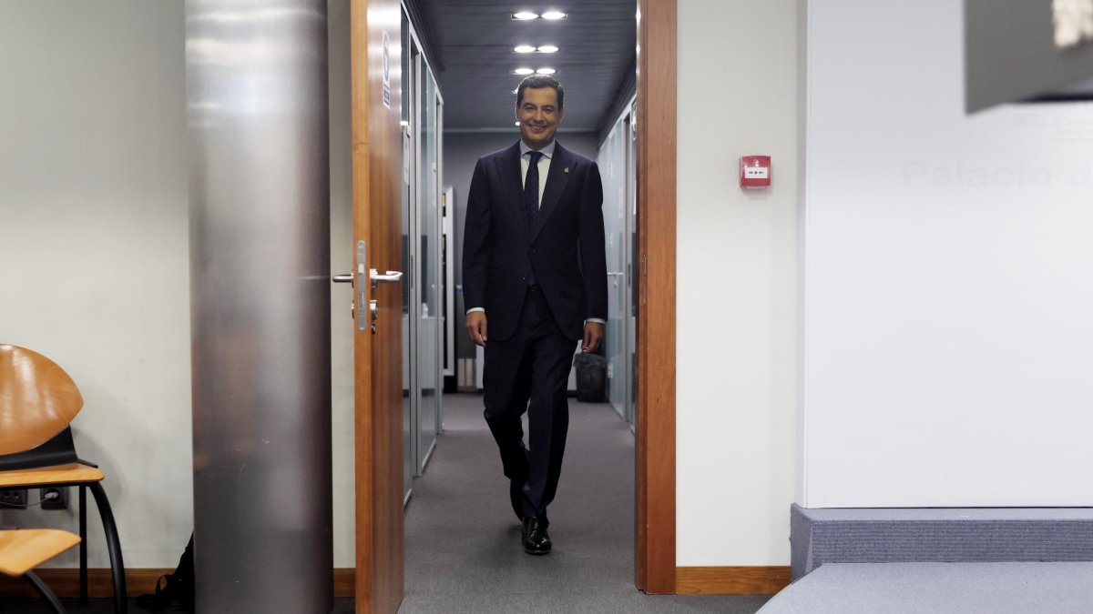El presidente de la Junta de Andalucía, Juanma Moreno Bonilla, a su llegada al Palacio de La Moncloa en 2022.