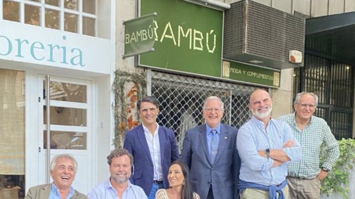 Reunión de ex diputados de Vox ante el 'Bambú cerrado'