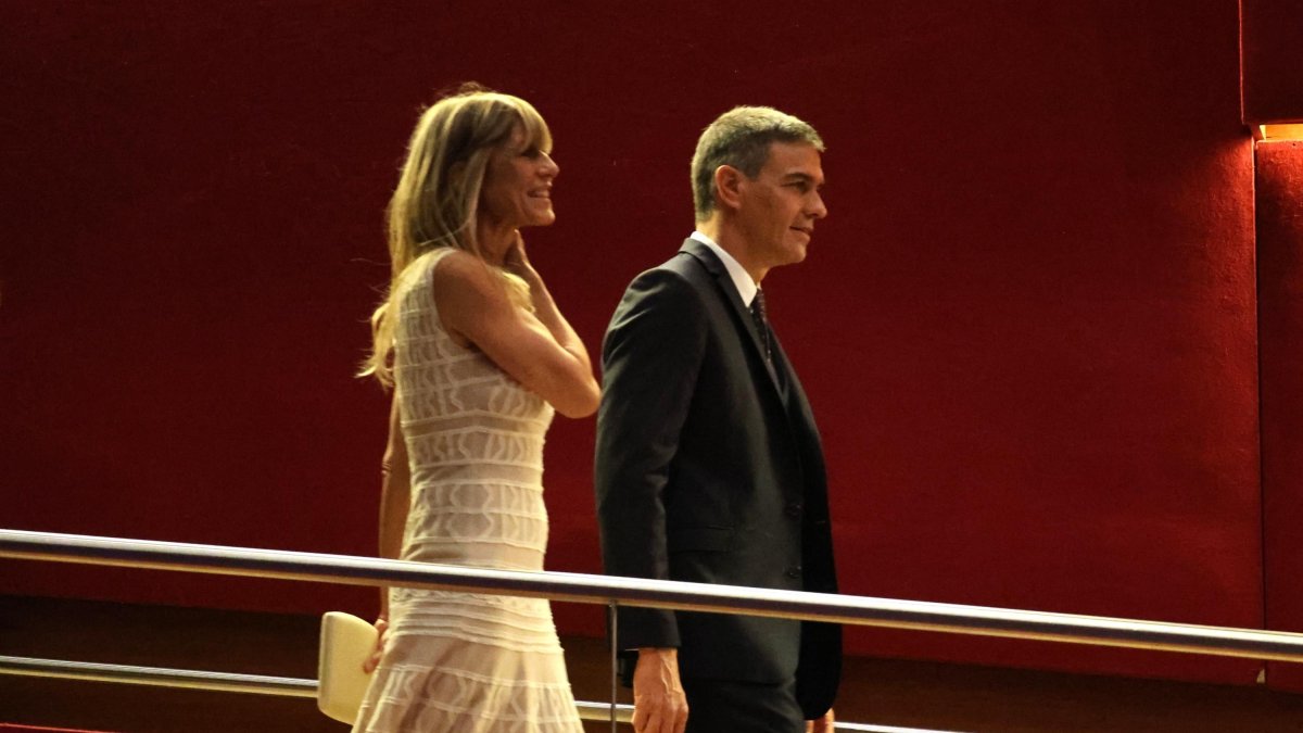 El presidente del Gobierno, Pedro Sánchez, y su mujer, Begoña Gómez
