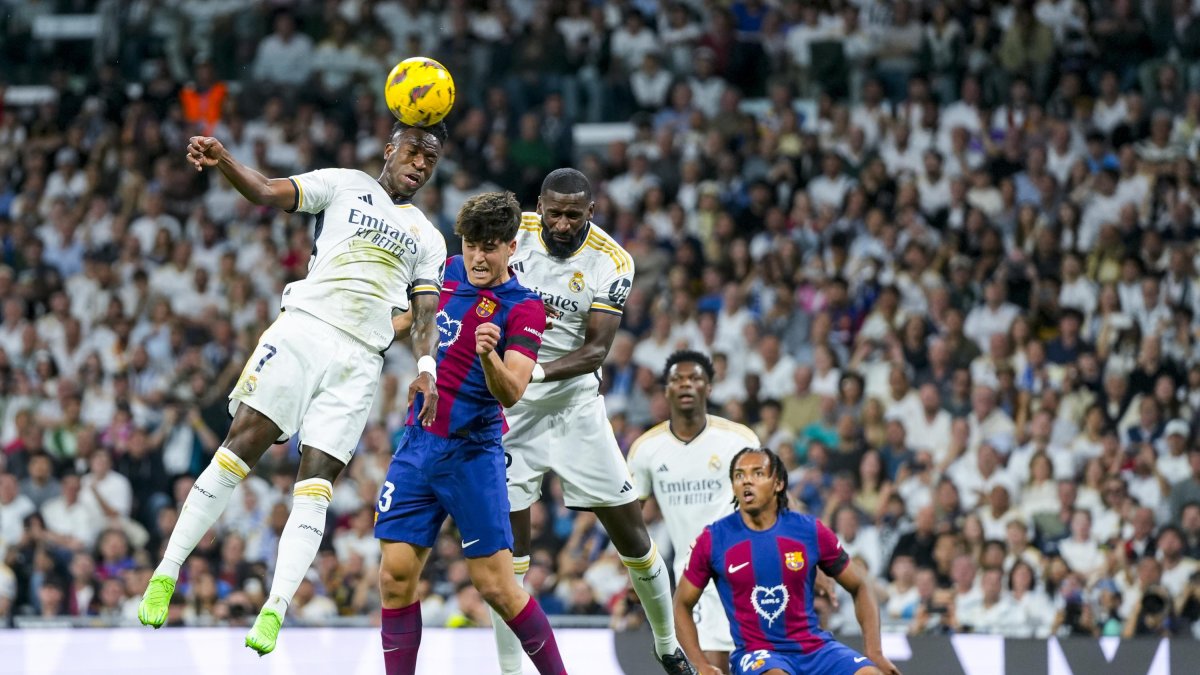 Pugna en un Clásico Real Madrid - Barcelona.