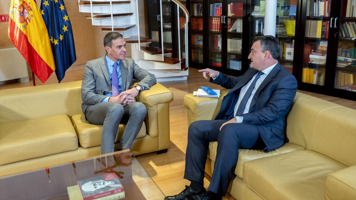 El presidente del Gobierno, Pedro Sánchez, en reunión con el portavoz del PNV en el Congreso, Aitor Esteban.