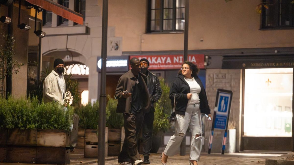 Mbappé (izquierda), durante su salida por Estocolmo