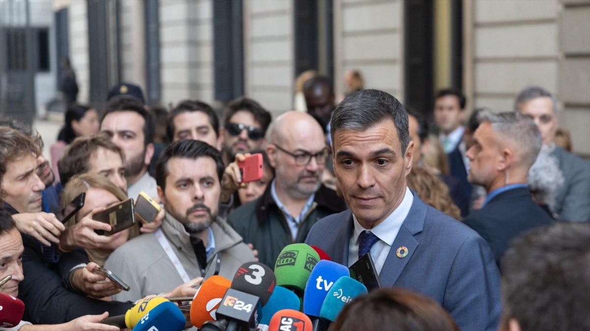 El presidente del Gobierno, Pedro Sánchez, atiende a los medios de comunicación a su salida del pleno, en el Congreso de los Diputados