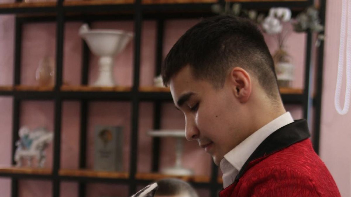 Un mago con un conejo