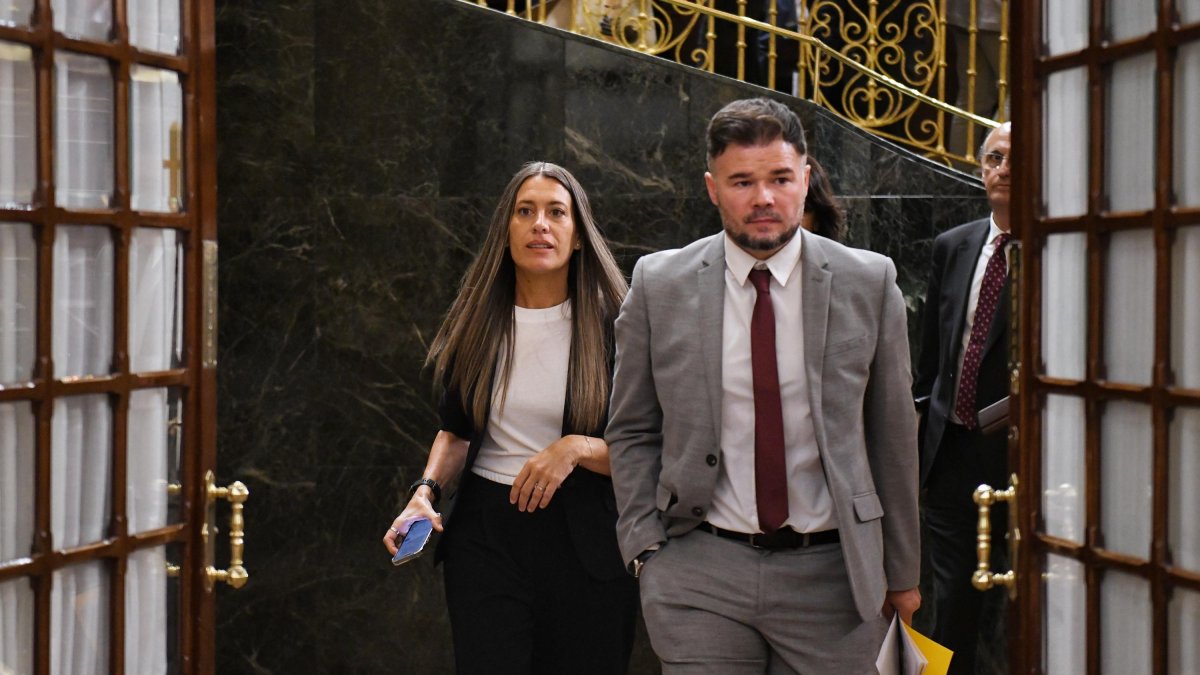 El portavoz de ERC en el Congreso, Gabriel Rufián, y la portavoz de Junts, Miriam Nogueras.