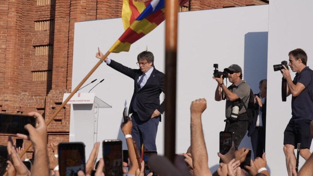 (Foto de ARCHIVO)
El expresidente de la Generalitat de Catalunya, Carles Puigdemont llega para intervenir en un acto de bienvenida organizado por entidades independentistas en el paseo Lluís Companys, a 8 de agosto de 2024, en Barcelona, Catalunya (España). Dicha concentración ha sido convocada por entidades independentistas, con la asistencia de Junts, ERC, CUP, ANC, Òmnium Cultural, CDR y Associació de Municipis per la Independència (AMI). Puigdemont tiene previsto asistir a este acto de bienvenida para después participar en el pleno de investidura del líder del PSC, casi 7 años después de instalarse en Bélgica por las consecuencias judiciales del 'procés', y con una orden de detención.
David Zorrakino / Europa Press
08/8/2024