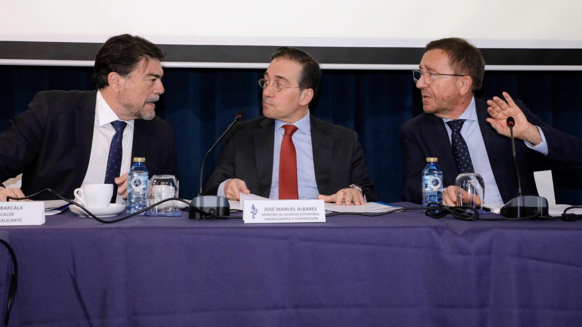 El ministro de Asuntos Exteriores, Unión Europea y Cooperación, José Manuel Albares (c), asiste a la constitución del Alto Patronato de Casa Mediterráneo, en la Casa Mediterráneo, a 11 de febrero de 2025, en Alicante, Comunidad Valenciana (España). De esta manera se incorporan a la estructura de la sede diplomática empresas e instituciones que con su apoyo financiero contribuyen a la realización de actividades y a acercar este espacio diplomático al público.
Joaquín Reina / Europa Press
11/2/2025