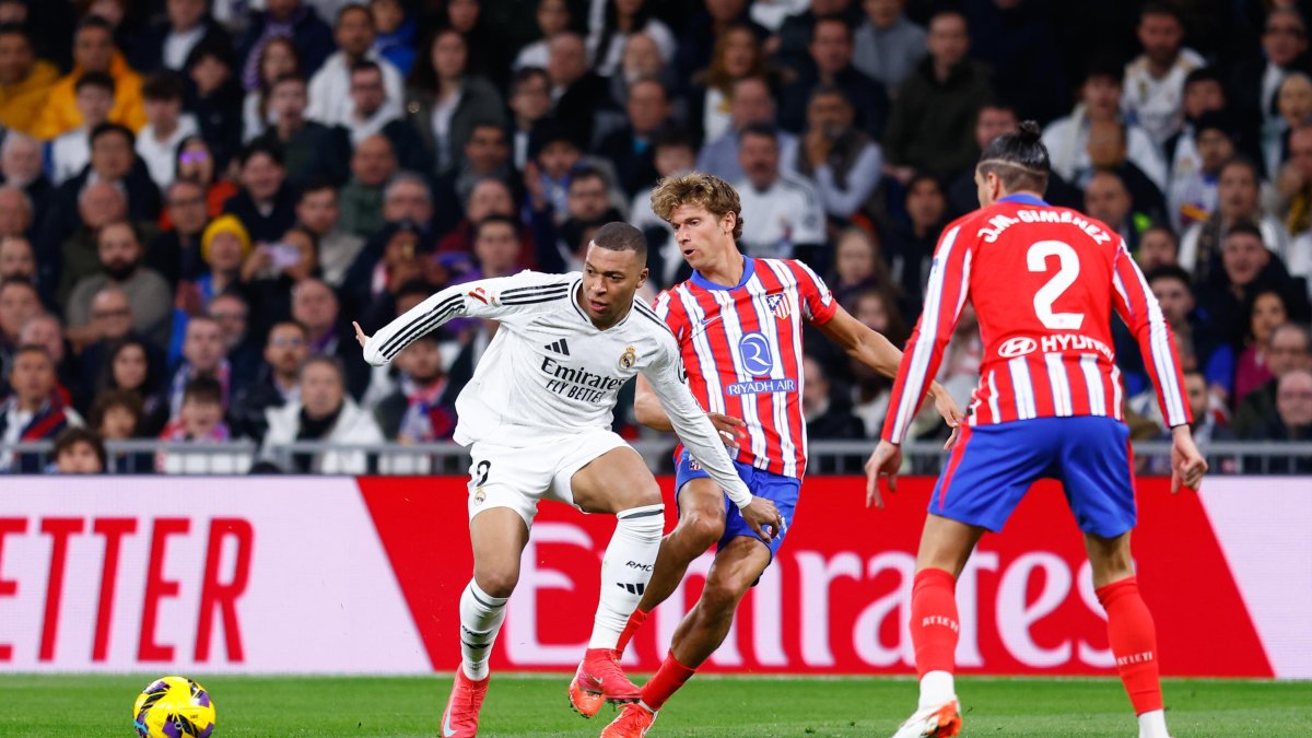 Mbappe, ante Marcos Llorente en el partido liguero de febrero