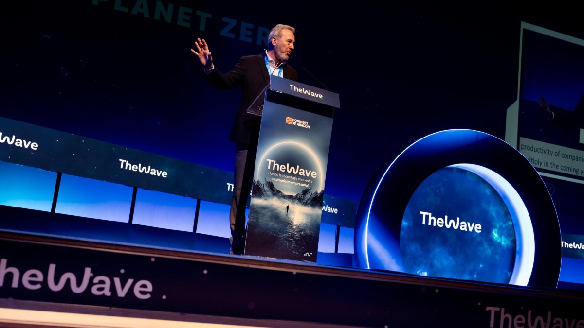 El presidente de Aragón, Jorge Azcón, en la inauguración de 'The Wave'