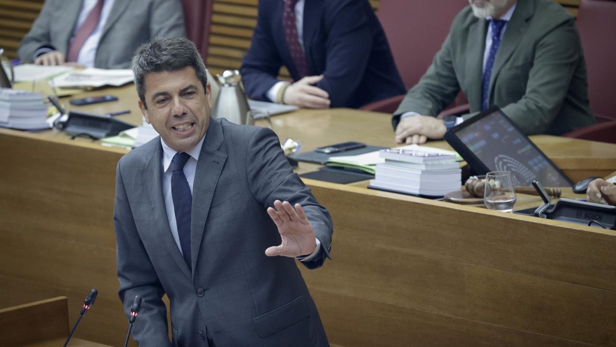 El presidente Carlos Mazón en Les Corts