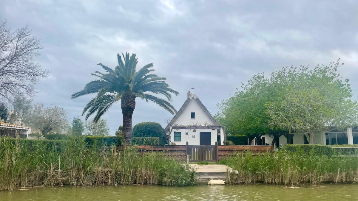 Barraca tradicional valenciana junto a la Albufera, símbolo del paisaje rural y la cultura agrícola de la Comunidad Valenciana.