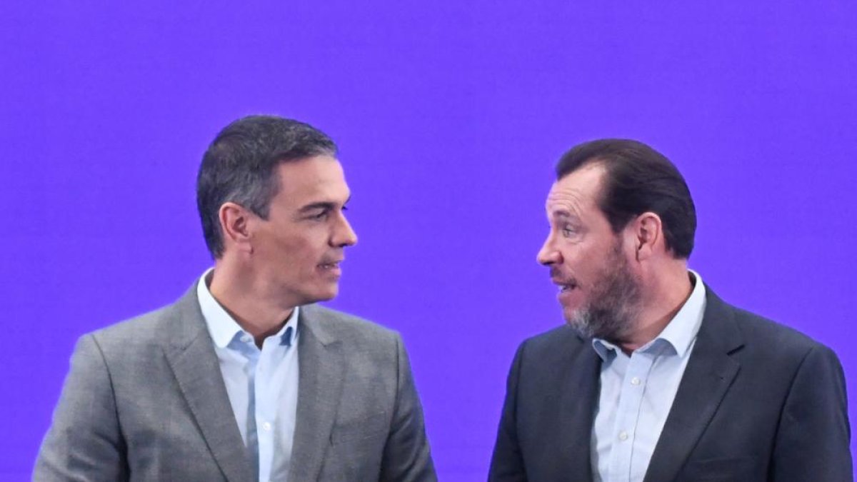 El presidente del Gobierno, Pedro Sánchez y el ministro de Transportes y Movilidad Sostenible, Óscar Puente.