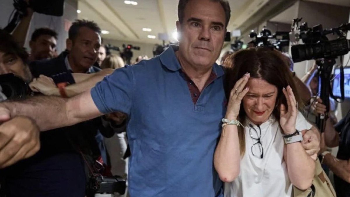 Leire Díez escoltada por Pérez Dolset