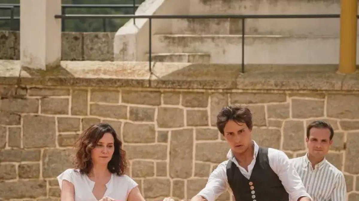 Ayuso con Roca Rey y una vaquilla