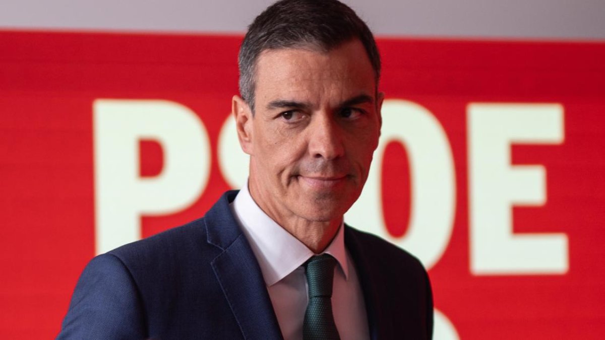 Prohibido moverse en la foto: el PSOE ordena cerrar filas ante la catarata de imputados
