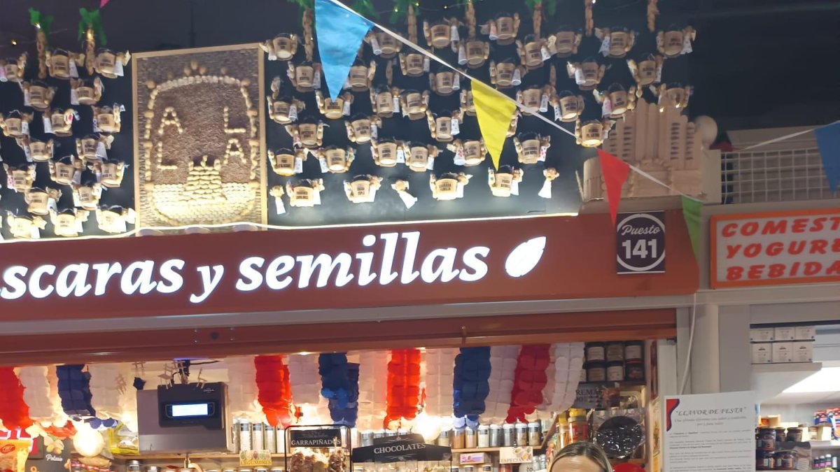 Lidia López visitando a los ganadores