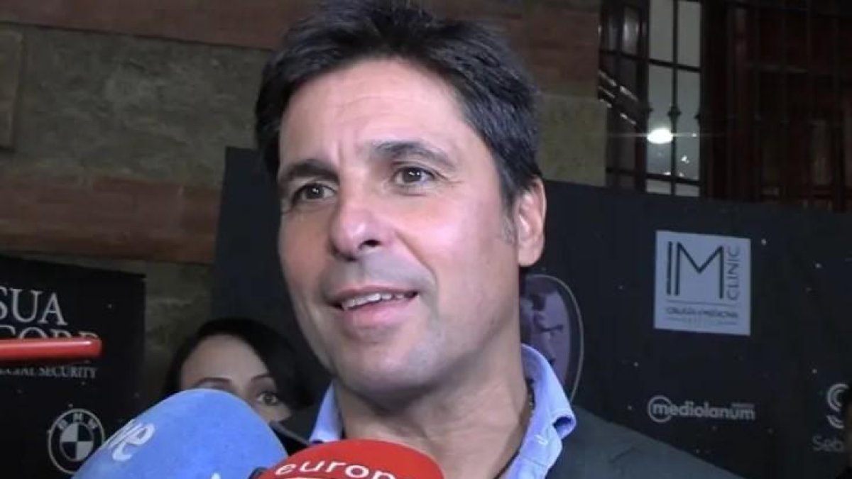 Fran Rivera ha interrumpido abruptamente sus vacaciones para estar con su hermano Cayetano.