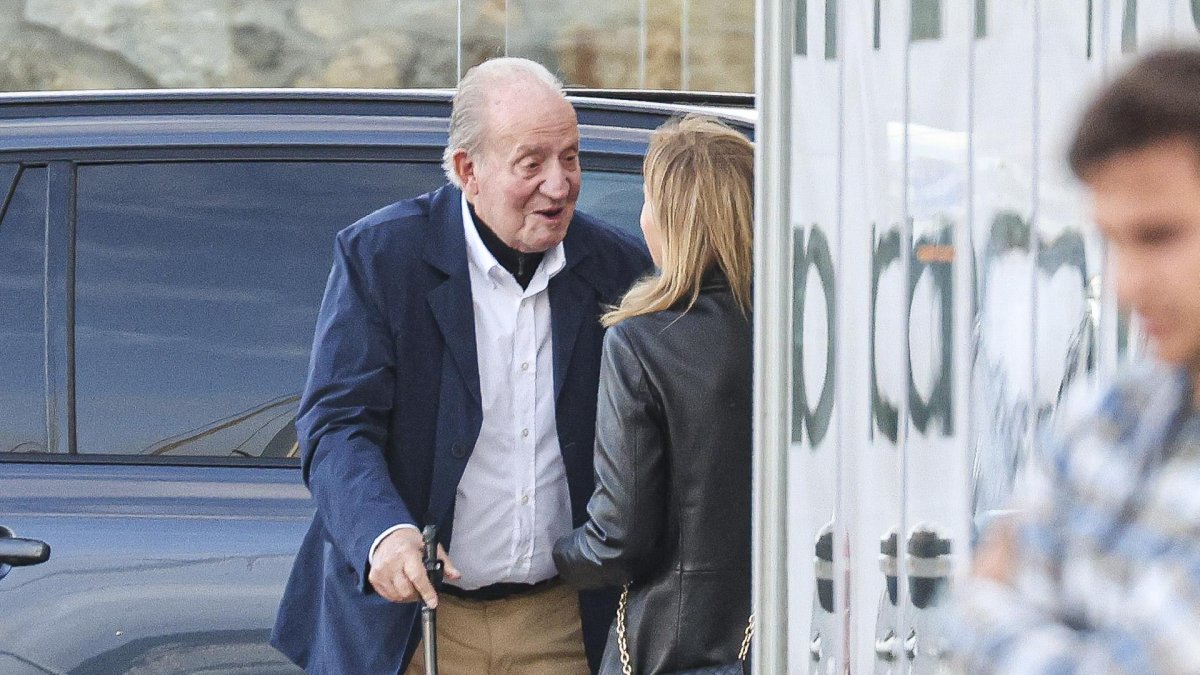
                La "cabezonería" del Rey Juan Carlos le crea un problema mediático del que se beneficia Telecinco
             
