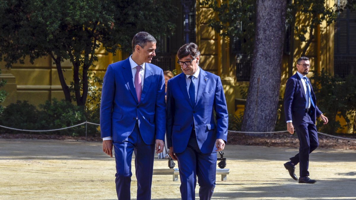 El presidente del Gobierno, Pedro Sánchez, y el presidente de la Generalitat de Catalunya, Salvador Illa.