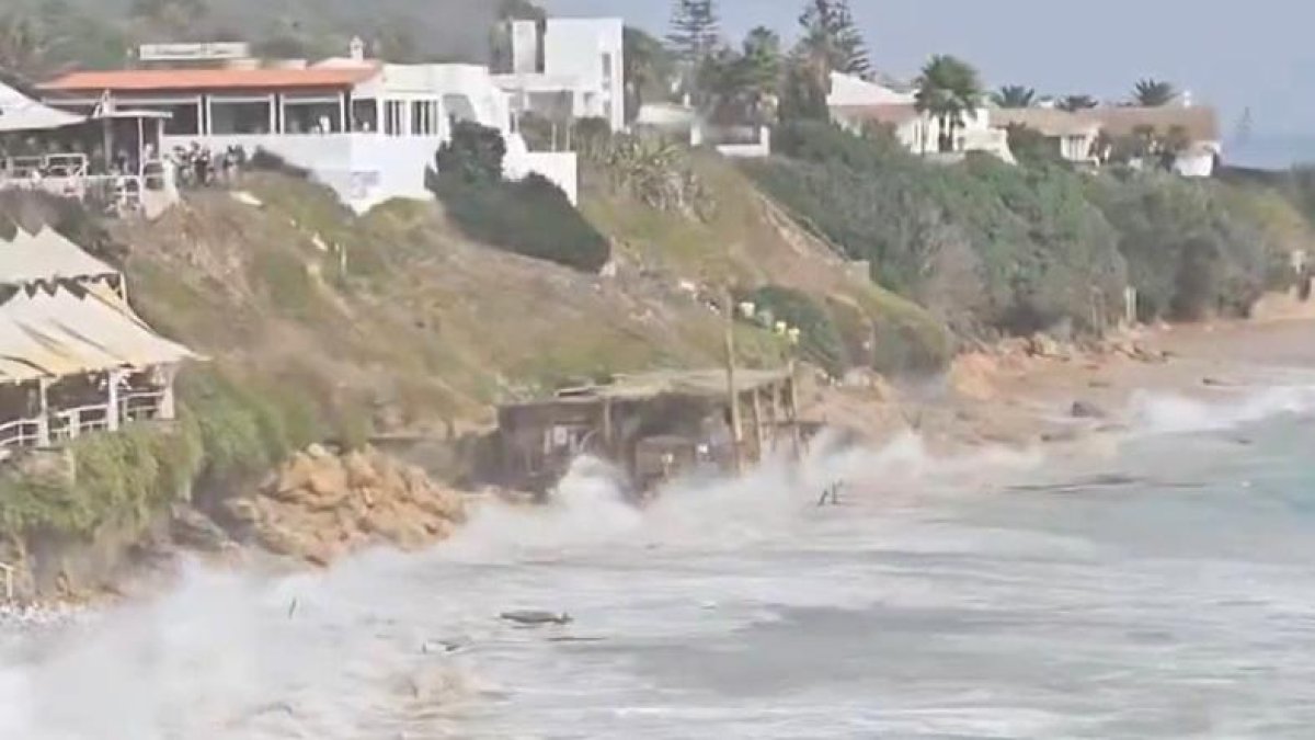 Bandera roja en las playas gaditanas por el fuerte oleaje que deja un fallecido, rescates y destroza un chiringuito