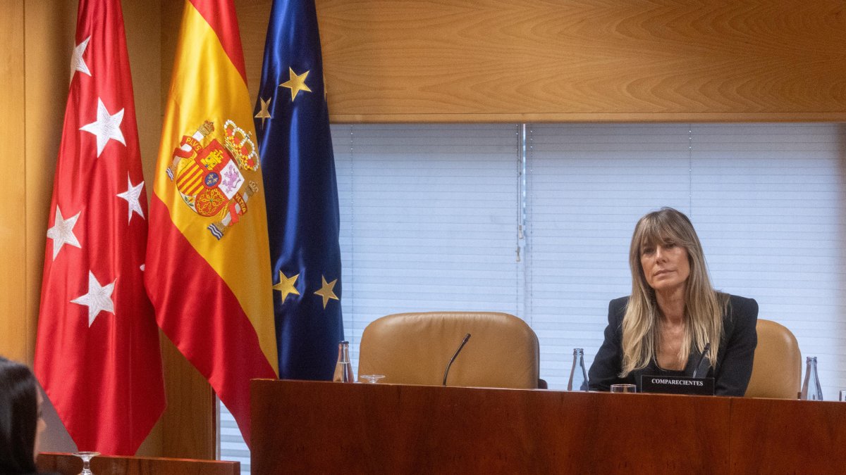 La mujer del presidente del Gobierno, Begoña Gómez, durante la Comisión de 
Investigación de la Asamblea de Madrid.