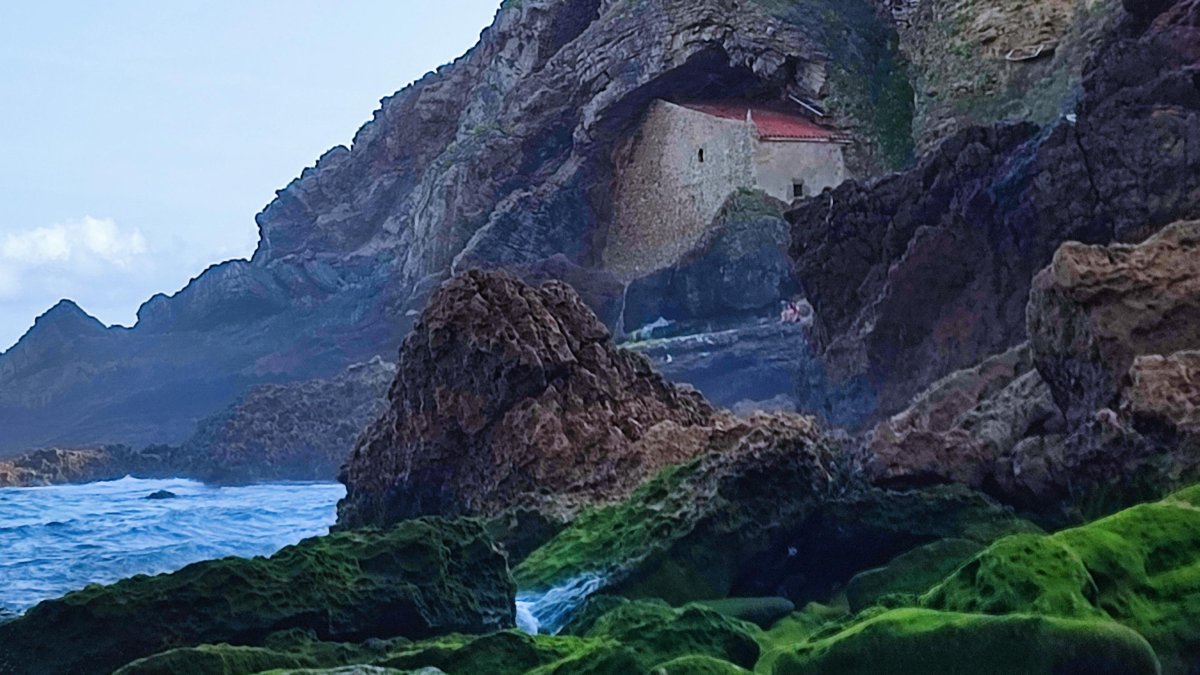 La ermita de una bella playa de Cantabria que guarda un estrecho vínculo con Sevilla