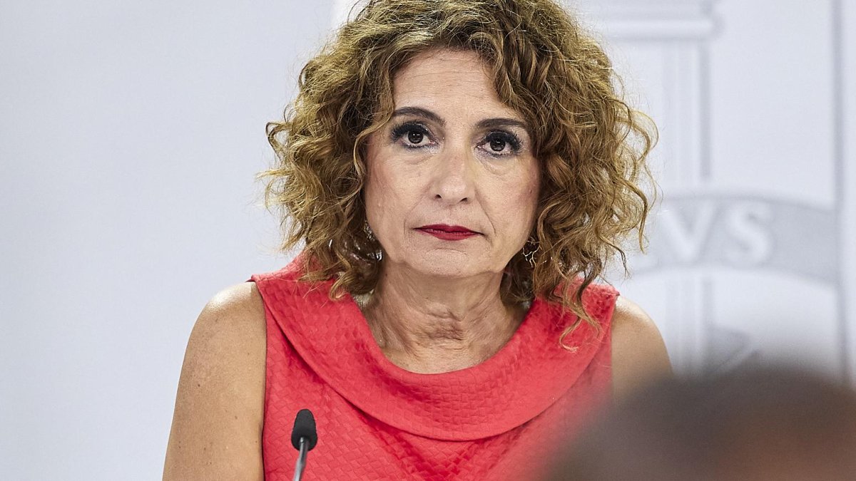 Feijóo exige a Montero que elija entre la política andaluza y el Gobierno