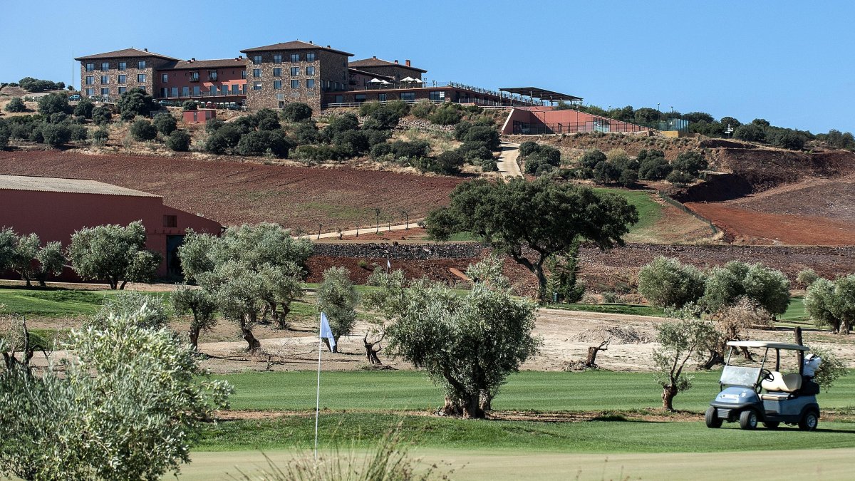 El Hotel La Caminera Club de Campo, visto desde su campo de golf.