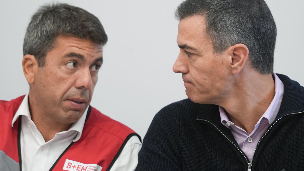 El presidente de la Generalitat valenciana, Carlos Mazón (i) y el presidente del Gobierno, Pedro Sánchez (d), durante una reunión en el Centro de Coordinación Operativo Integrado (CECOPI) de