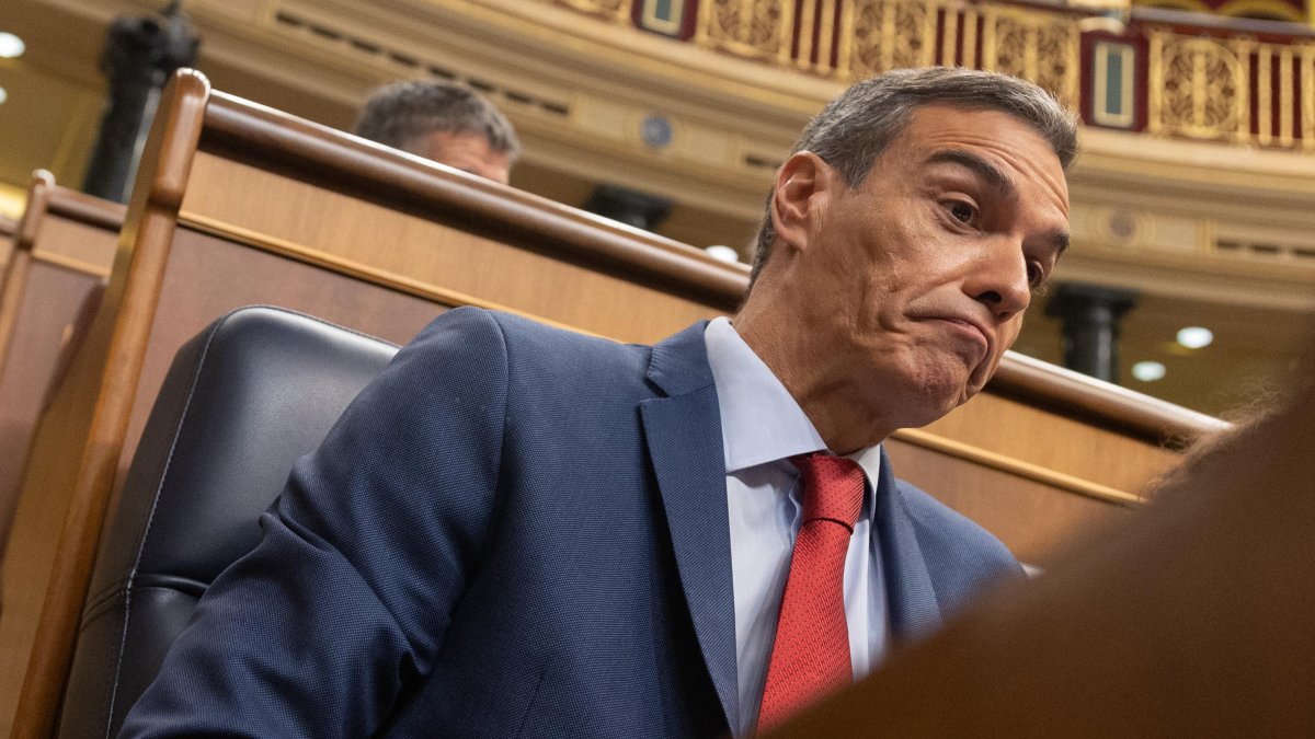 Sánchez, de ridículo en ridículo: escándalo por las pulseras antimaltrato y serio aviso desde Bruselas por Huawei
