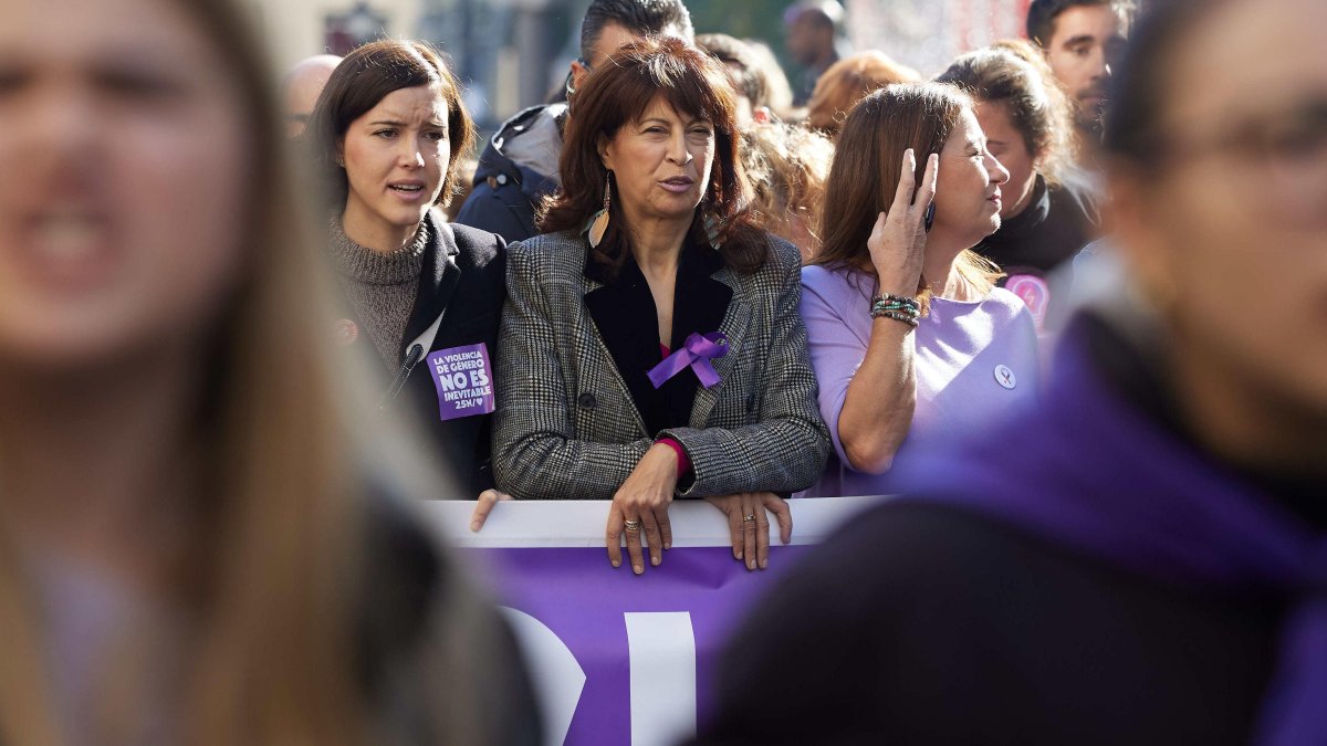 La ministra de Igualdad, Ana Redondo, durante una manifestación por el 25N, Día Internacional para la Eliminación de la Violencia contra la Mujer.