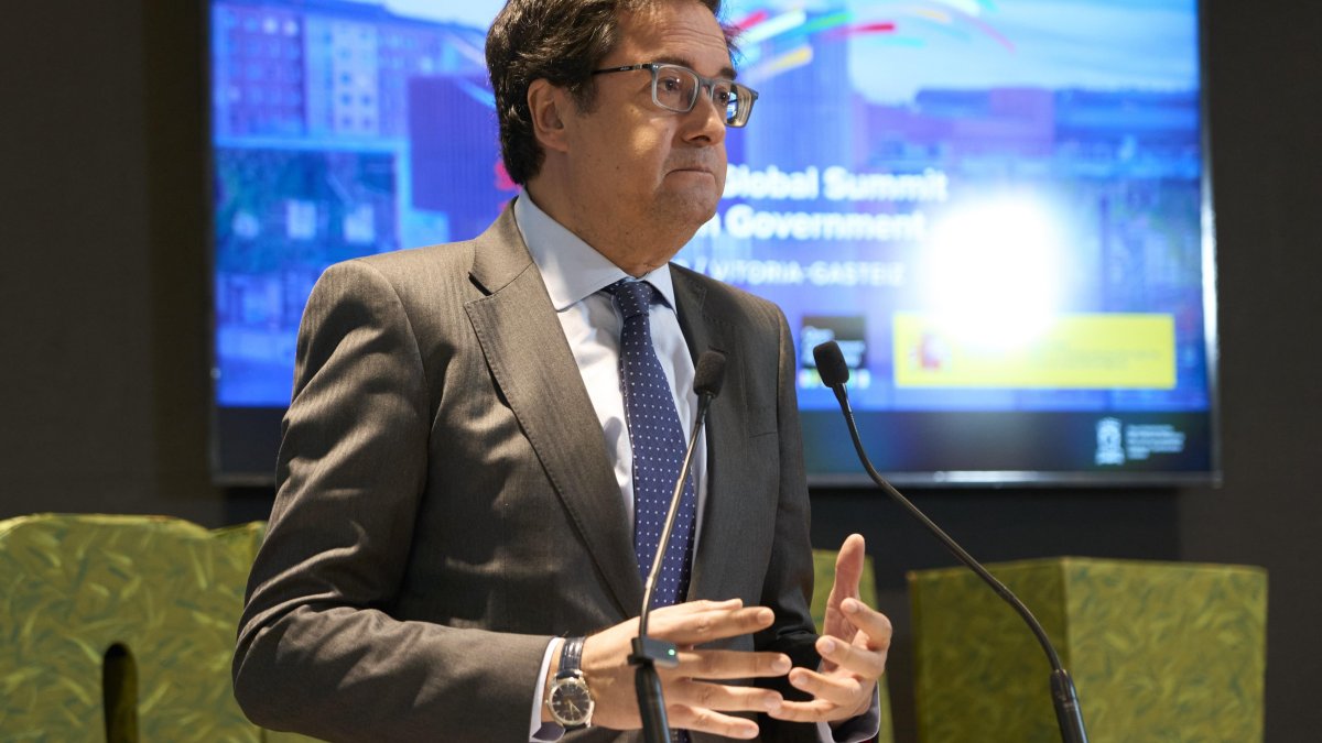 Óscar López enseña la patita: promueve un máster privado mientras dice defender la educación pública