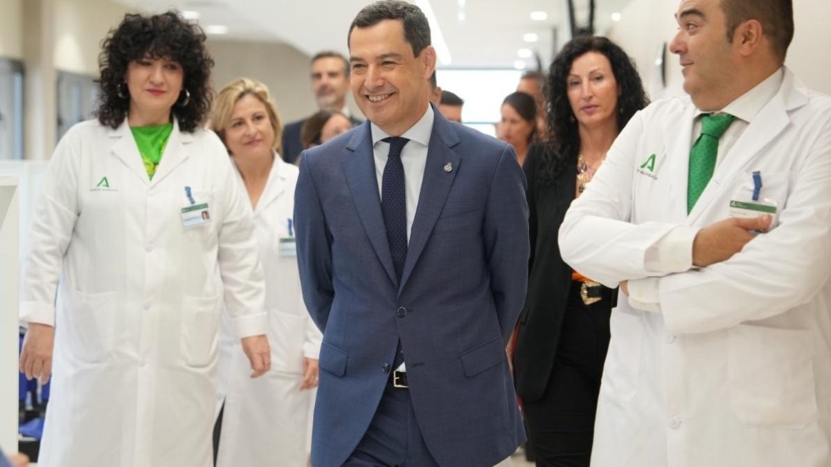 Juanma Moreno asegura que Salud trabaja a "contrarreloj" auditando el cribado de cáncer de mama