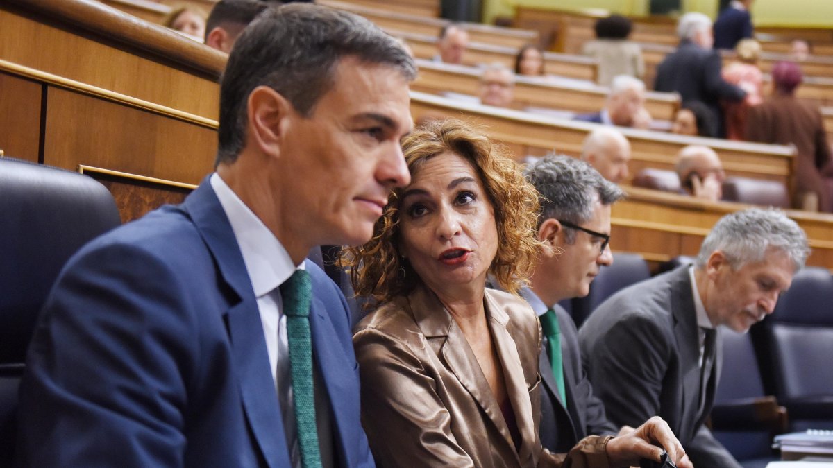 El presidente del Gobierno, Pedro Sánchez, y a vicepresidenta primera María Jesús Montero