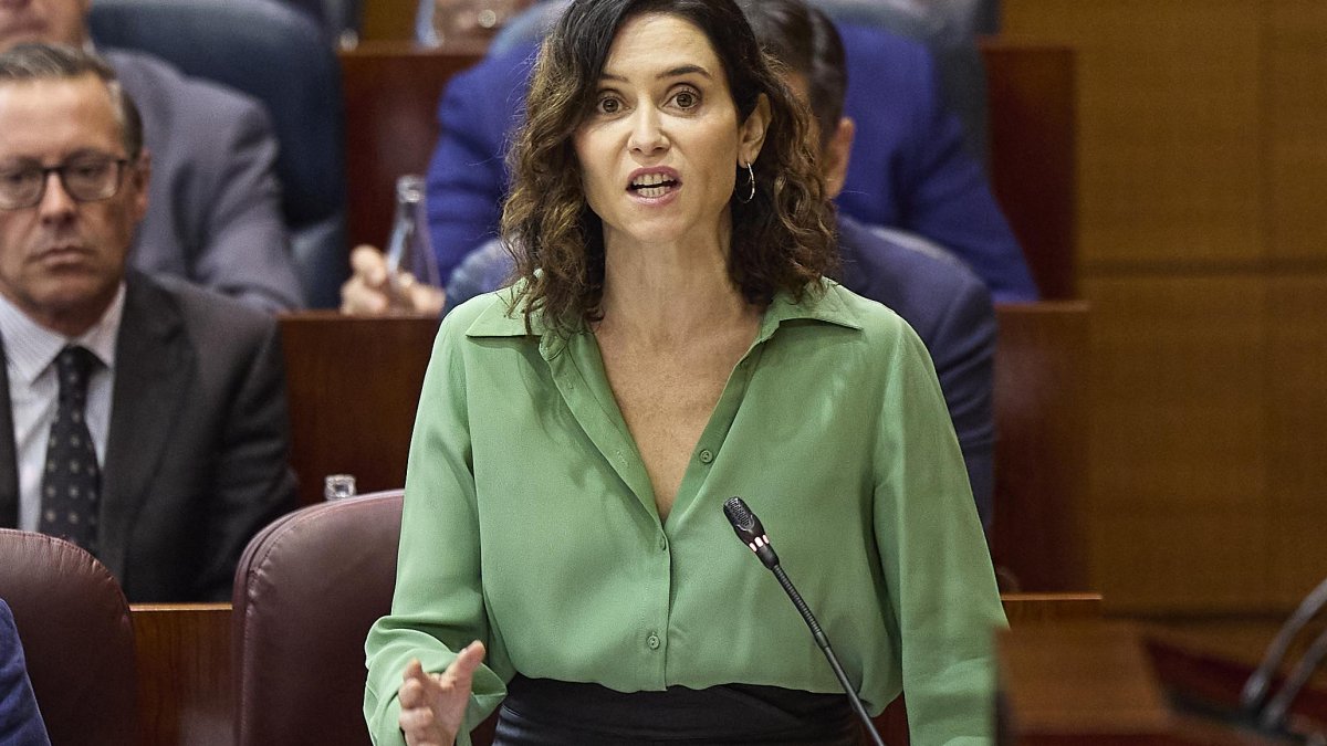 Ayuso pone el dedo en la llaga: Sánchez omite la bandera y no gobierna para todos los españoles