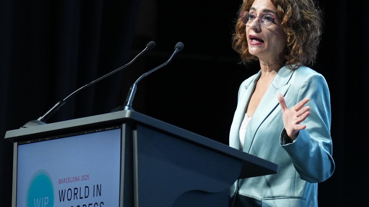 María Jesús Montero ignora la opinión de los andaluces e insiste en cumplir con Cataluña