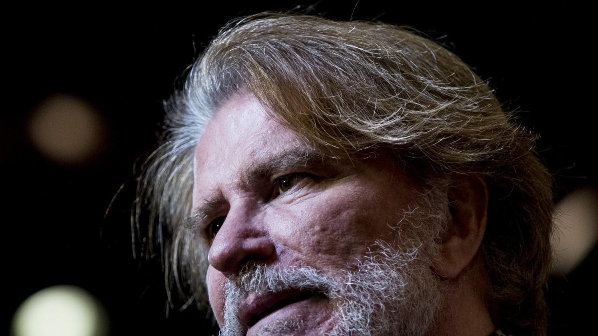 El "cuerpazo" en bañador de Bigote Arrocet a los 75 años y con nueva y joven acompañante impacta