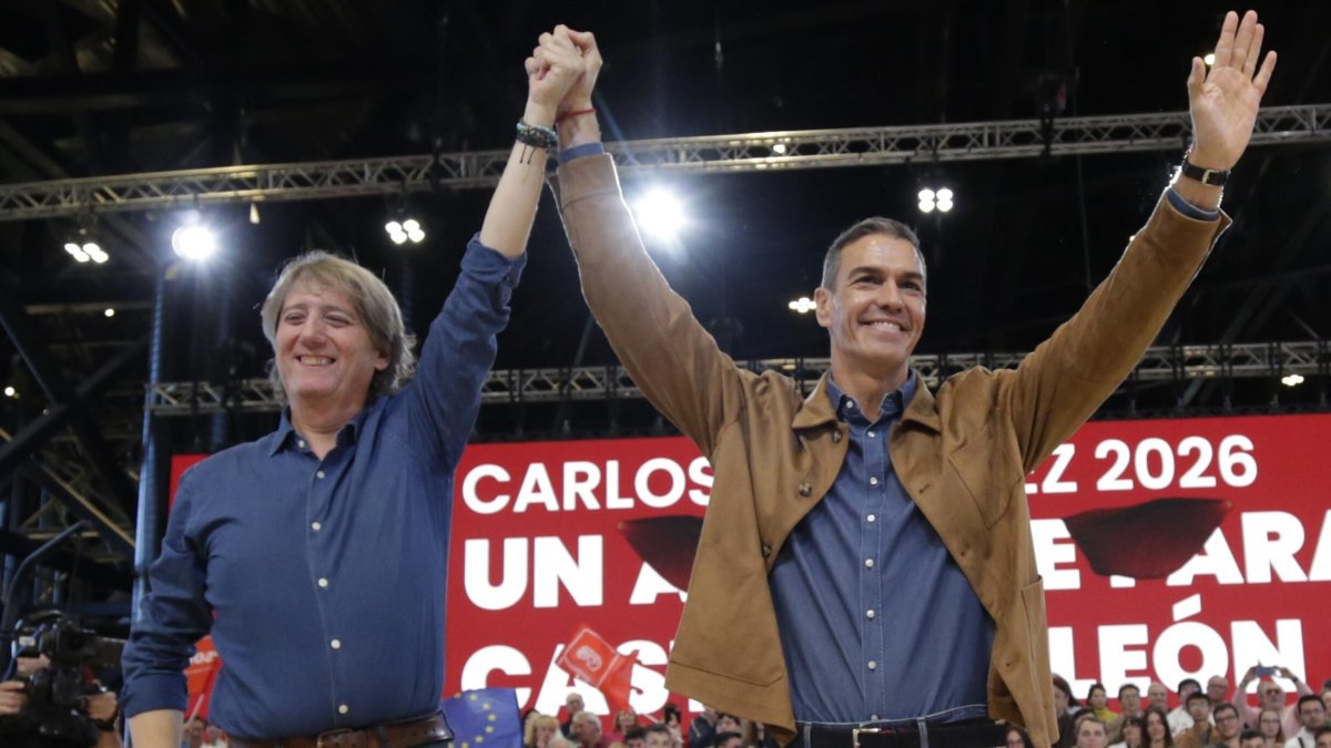El candidato a la Presidencia de la Junta, Carlos Martínez Mínguez, y Pedro Sánchez