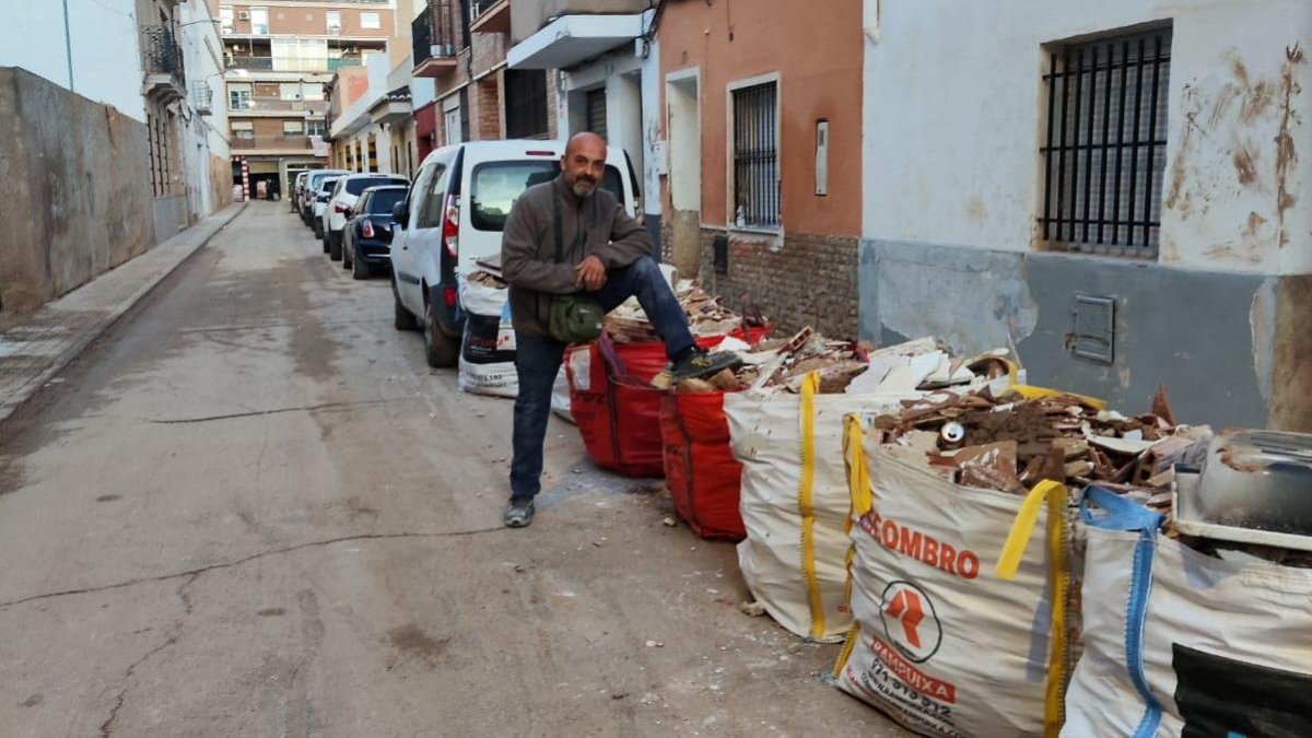 Enrique sacando escombros en su casa de Paiporta arrasada por la riada