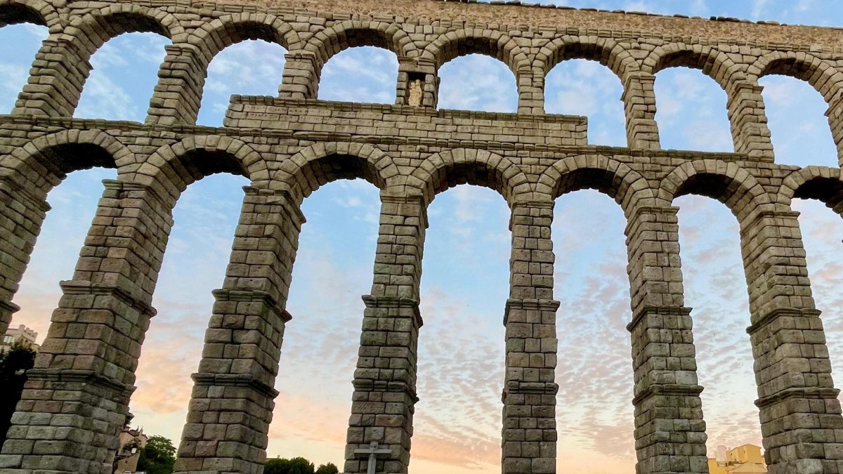 El Acueducto de Segovia, una obra maestra romana que desafía el paso de los siglos.