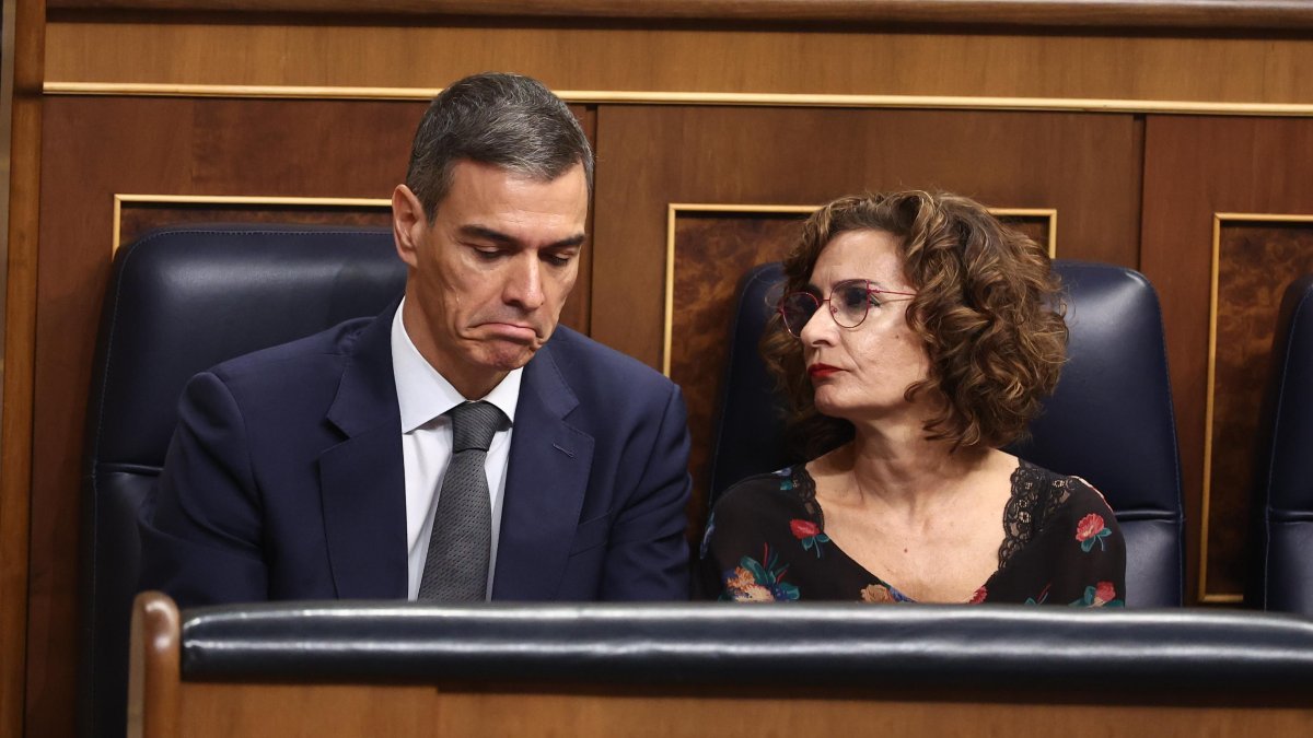 Pedro Sánchez, junto a María Jesús Montero en sus respectivos escaños