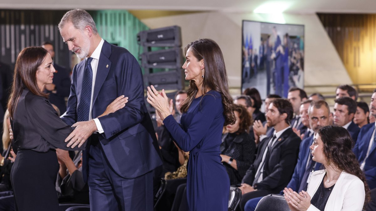 Los Reyes consuelan a un familiar de una de las víctimas de la dana