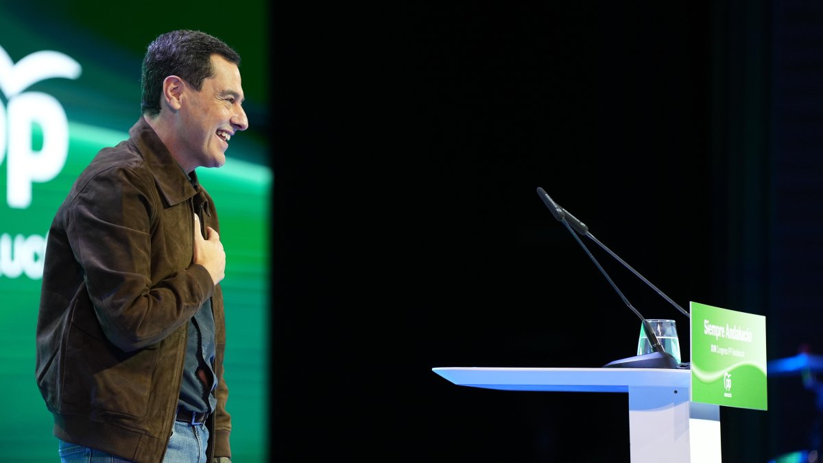 El presidente de la Junta de Andalucía, Juanma Moreno interviene durante el congreso del PP-A.