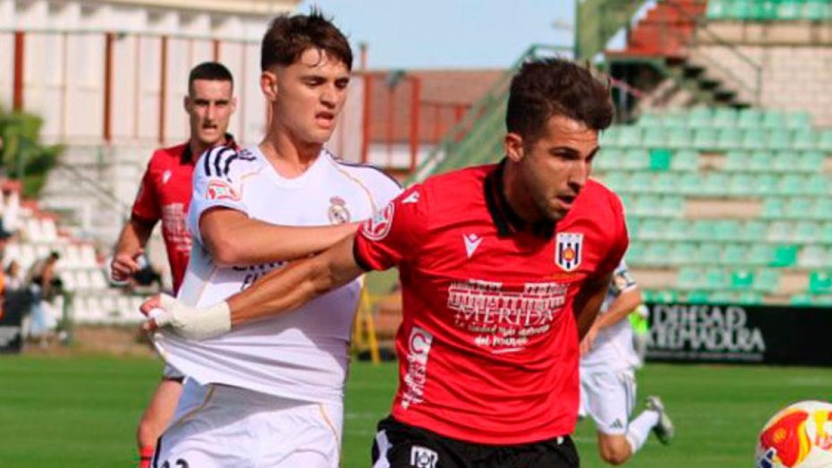 El Castilla se va goleado de su visita al Mérida
